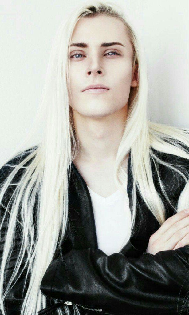 BloomPace's tweet image. Somewhere out there is a guy running around looking like this. If this isn't an elf then I don't know...