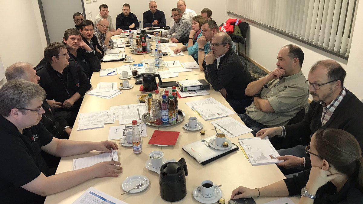 ILS_OPf_Nord's tweet photo. Alarmplaner von Rettungsdienst, Wasser- und Bergwacht, Notärzten, BRK tagen in der ILS. #ABeK #Nordoberpfalz #Alarmierungsplanung https://t.co/w3lYYxnVVM