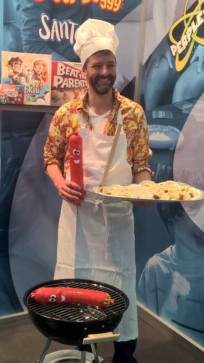 spinmasterDE's tweet photo. Es geht um die Wurst: Schauspieler B. Schmid präsentiert das #Spinmaster Spiel " Silly Sausage" auf der #PressPreview der #Spielwarenmesse https://t.co/qTDh1KYqI1