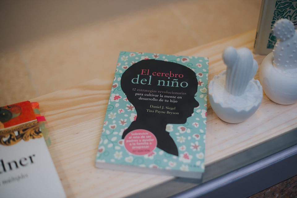 PAI2GIJON's tweet photo. Para terminar el día os recomendamos este imprescindible #elcerebrodelniño #educacion https://t.co/EkIk9FwTiU
