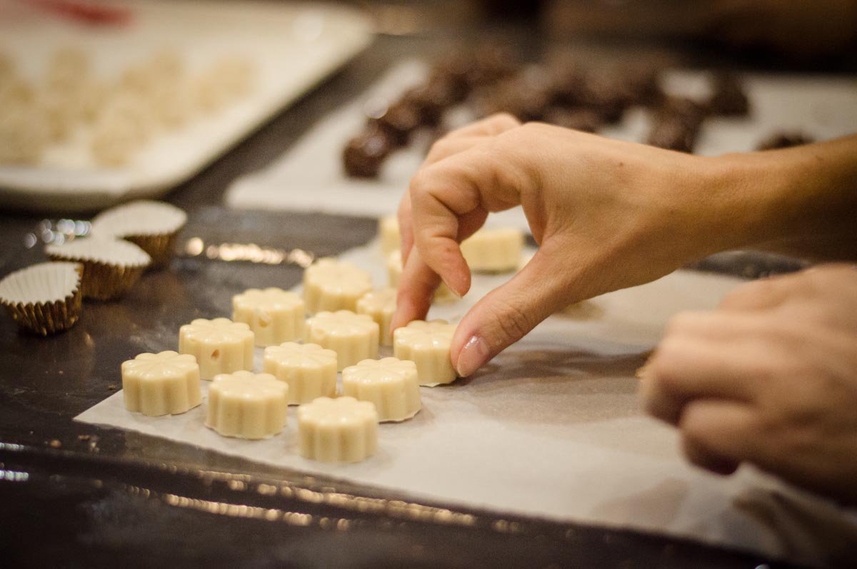 CookingLabUK's tweet photo. We're inaugurating the new cookery area @mercatometropol!Join us for this sweet moment at the DIY Chocolates class! https://t.co/Yf2Cq51DnZ https://t.co/17dx81QsJZ