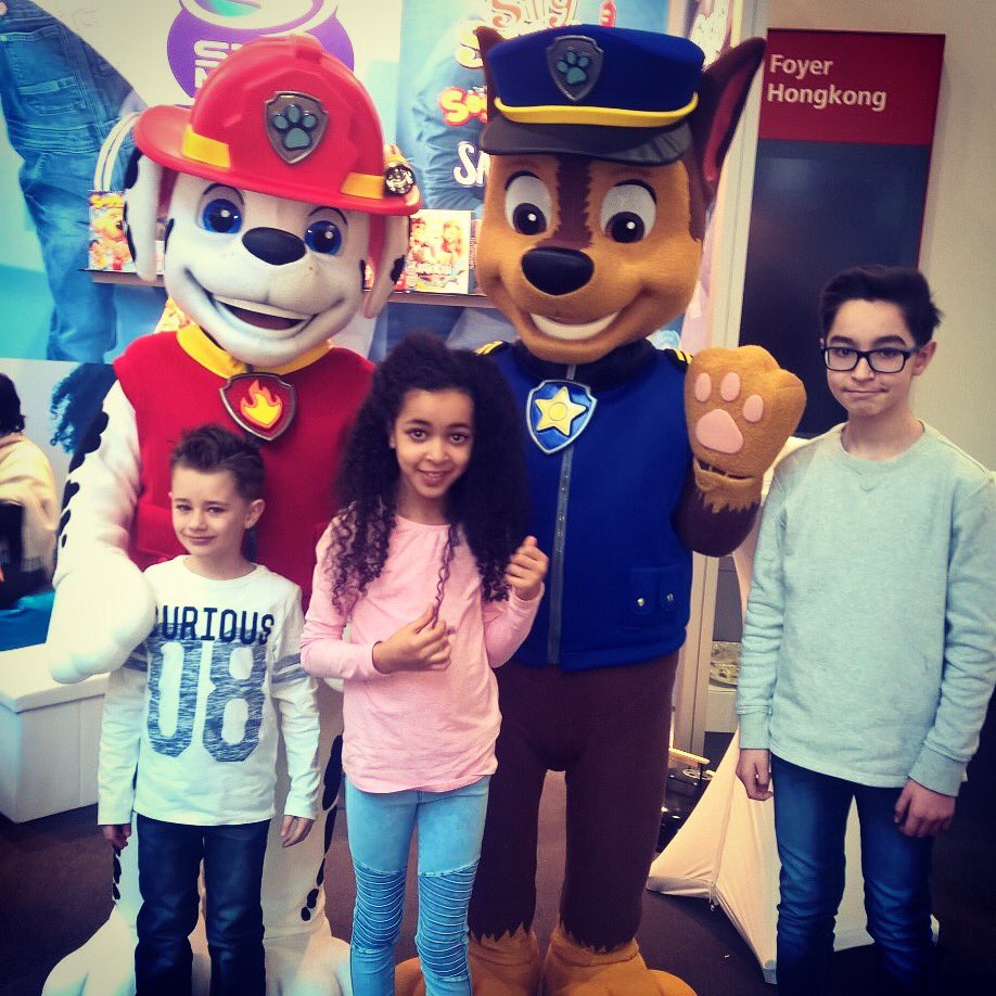 spinmasterDE's tweet photo. Hundestaffel auf Messemission: Die Helden der Vorschulserie #PawPatrol besuchen #SpinMaster auf der Neuheitenschau der #spielwarenmesse2017 https://t.co/bT8fpDmN1d