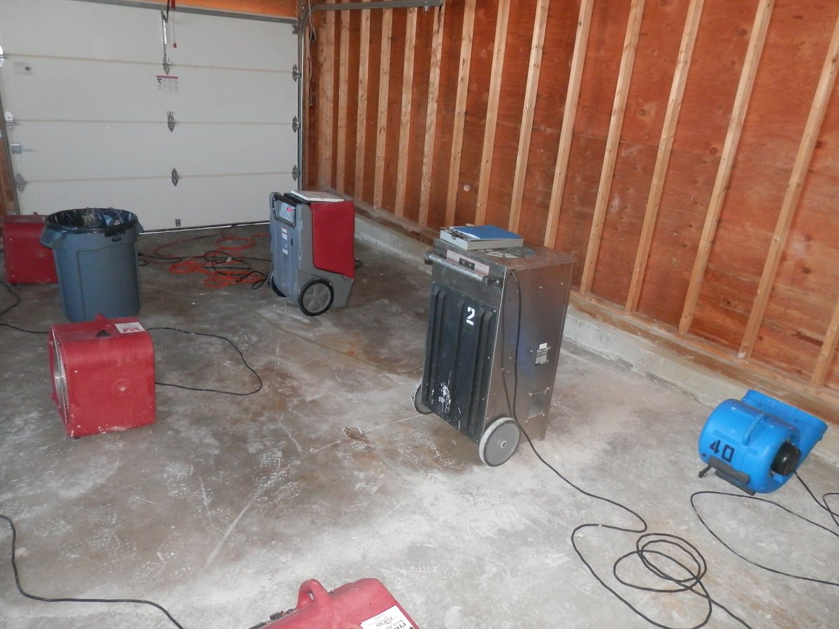 AirCareService's tweet photo. Just setting up some equipment after a water loss to ensure the garage is properly dried and the homeowner can sleep easy! https://t.co/DdiaT27biQ