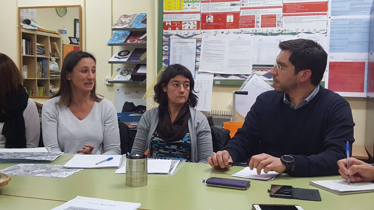 antonia_mp_'s tweet photo. Día con la Plataforma de Son Cladera xra recoger las necesidades del barrio: rutas saludables, limpieza, pistas deportivas... Feim barris! https://t.co/AAiRmotGzL
