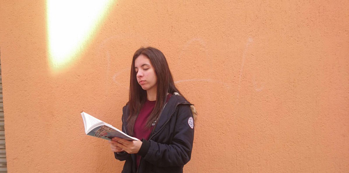 senseresposta's tweet image. #CECVContemLecturaAVL 
Llegir al aire lliure, refresca la ment...