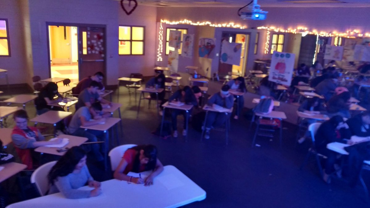 BIGshot_Scott's tweet photo. My 4th period health class, Light up literacy #iteachlfu https://t.co/D0T3QO1wsT