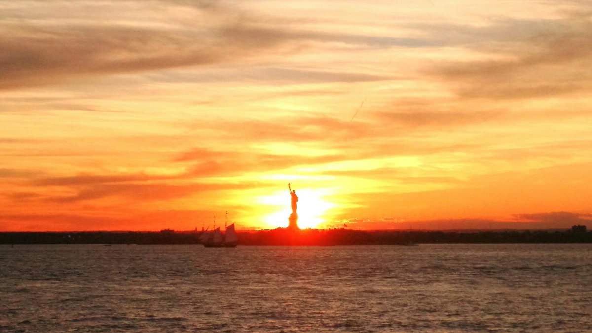 Stunning Statue of Liberty yahoo.com/news/stunning-… Hey <a href="/YahooNews/">Yahoo News</a> I have one picture too.