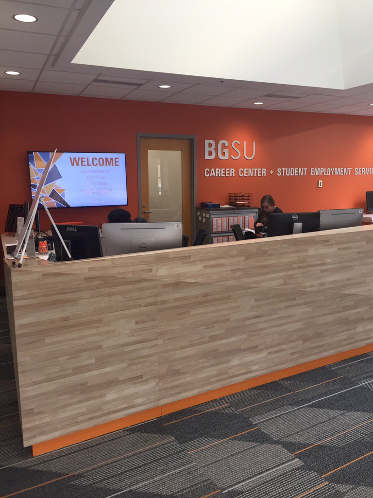 bgsu's tweet image. Happening now: Open house at @bgsucareers until 4pm! Have your resume reviewed, free headshot, connect w/local companies #BGSU #FreeNachos 🧀