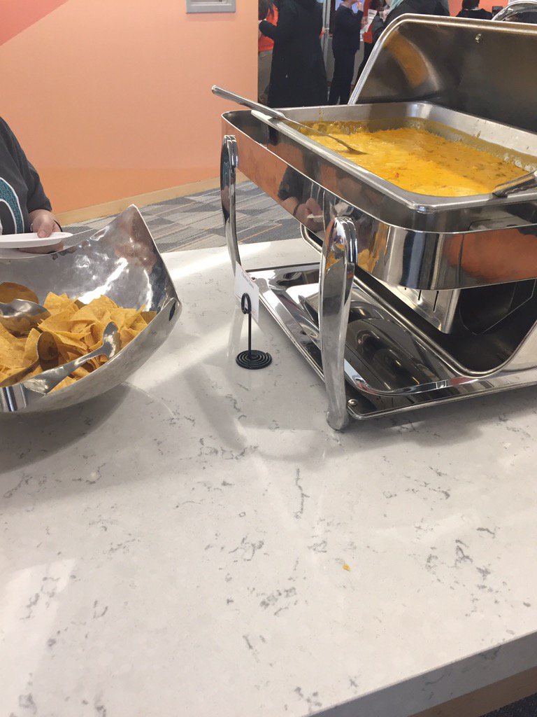 bgsu's tweet image. Happening now: Open house at @bgsucareers until 4pm! Have your resume reviewed, free headshot, connect w/local companies #BGSU #FreeNachos 🧀