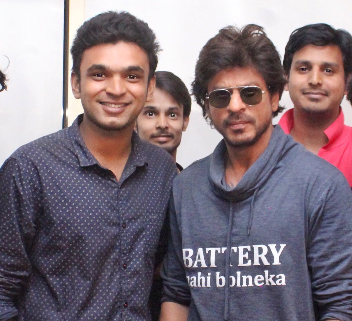 tejasdbest's tweet photo. @iamsrk Thank you so much for this lovely pic love u so much bhai #TeamRaees #Pune #Promotion #batteryNhiBolneka https://t.co/6ve8PfwE9h