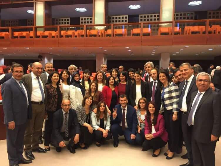 Demirtaş'ın bize emanet ettiği onurlu direniş hattı son vekil kalıncaya kadar sürecek...
 #DemirtaşıÖzledik