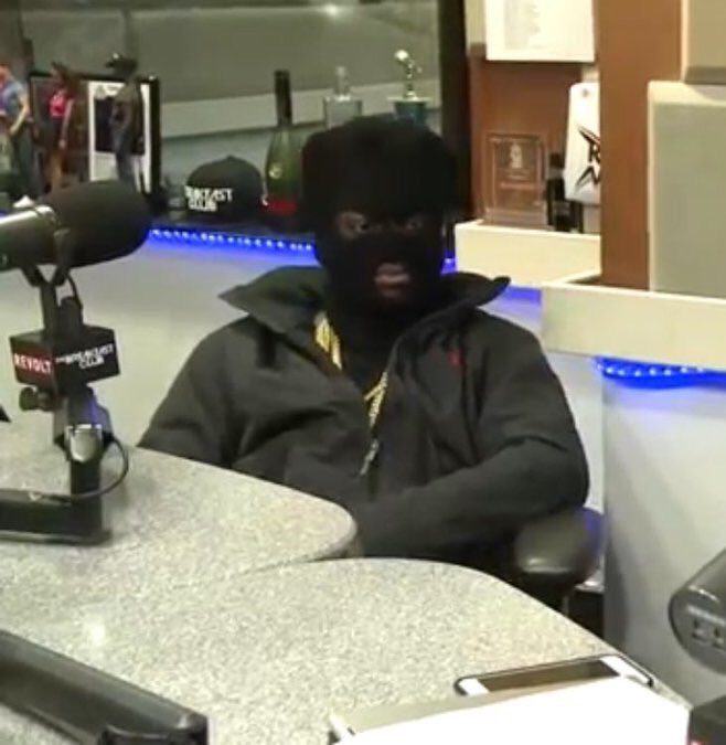 WORLDSTAR's tweet photo. Her : "So you just gone sit there &amp; look stupid" 
Me: https://t.co/6RT0wXyfgO