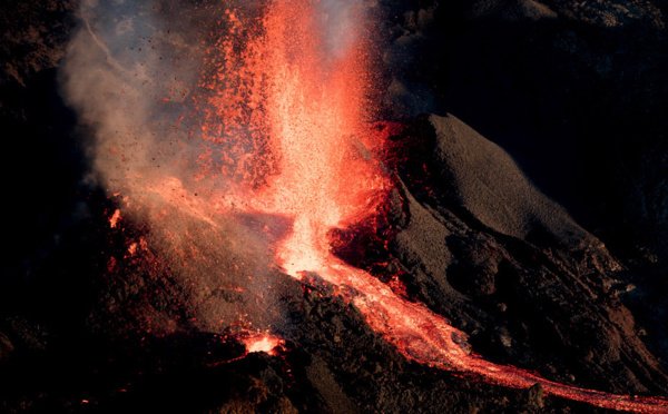 zinfoslive's tweet photo. Le Piton de la Fournaise est entré en éruption ! Les toutes premières... | #zinfos974 https://t.co/53IXTv5B5I https://t.co/ad20JRBWyh