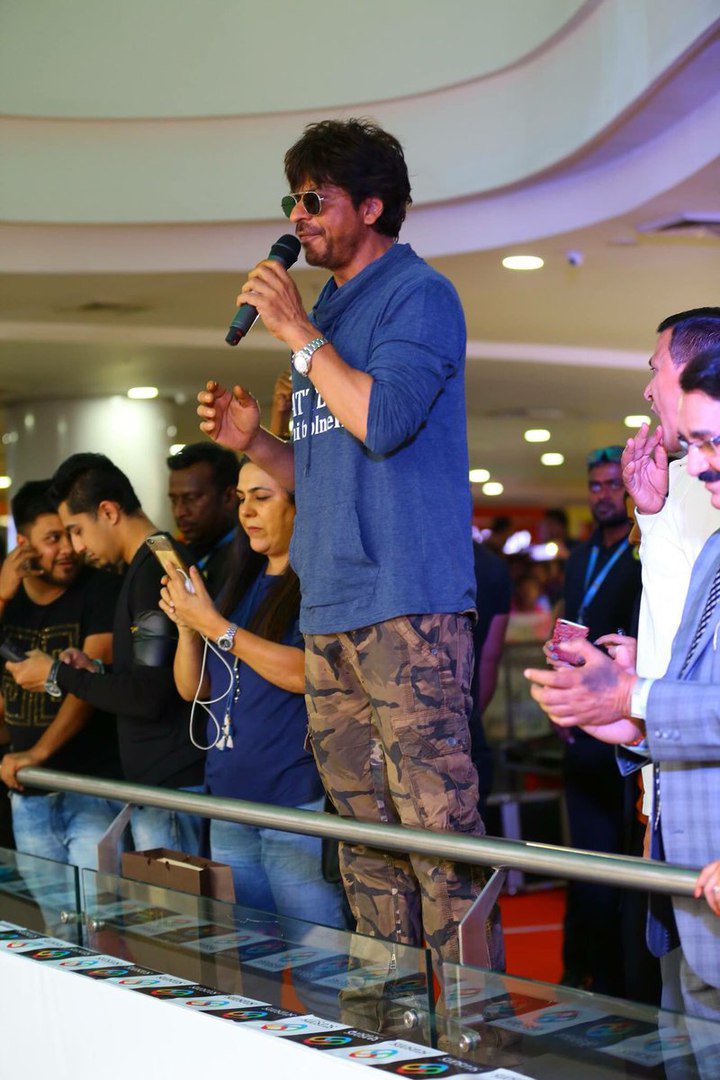 ShahRukhKhan_FC's tweet photo. [ HQ Pics - Updates ] #Raees In Pune 30.01.2017 || #ShahRukhKhan @iamsrk #raeesinpune 

FULL ALBUM - https://t.co/aBLLhHdvlE https://t.co/NDmCGZLKrx