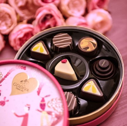 PocketOffers's tweet photo. Valentine's Day 😍😘 is approaching! RT + follow @GodivaUK to #win this gorgeous chocolate selection. #Competition https://t.co/WkAwfiuMNX