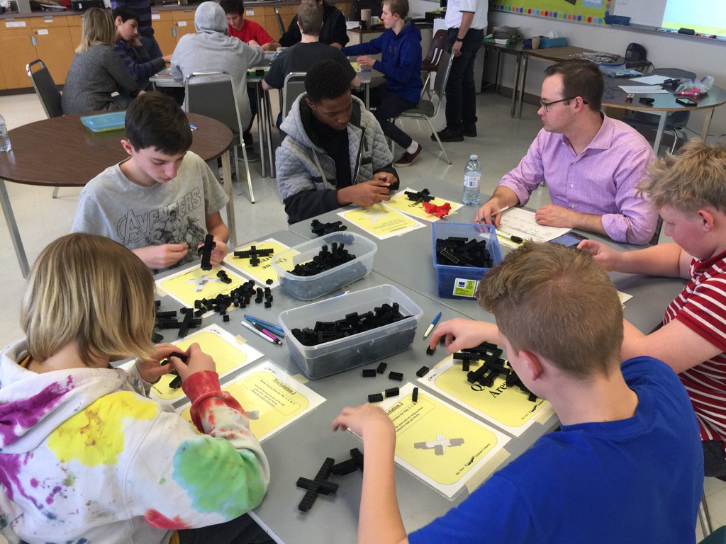 AnoMagnifico's tweet image. Production cycles in action during #LEANsimulation @CMEManitoba @nmcLRSD @louis_riel_sd #careerdev #teamwork