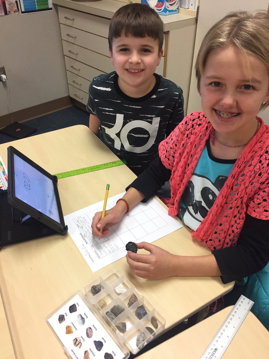 _MrsGrillo's tweet image. These scientists are examining rocks and making observations using their rock kits!