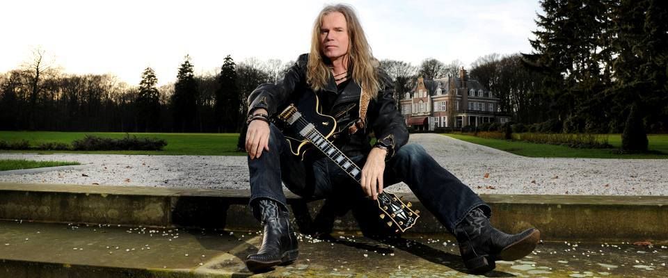 MusicPressMX's tweet photo. #DatosMPX #UnDíaComoHoy Pero de 1954 nace Adrian Vandenberg, guitarrista de Whitesnake (@davidcoverdale) https://t.co/k7qtKmPFL5