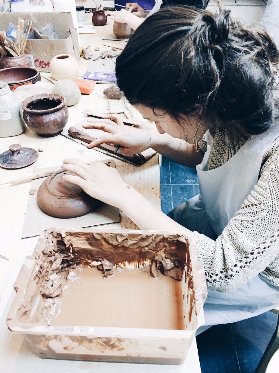 HelloDoryy's tweet photo. Почувствовали себя героями фильма "Привидение"😻👩🏼🎨
Желательно:
•иметь сильные руки
•уметь катать колбаски ахах
#dareview https://t.co/UzjdXVkl53