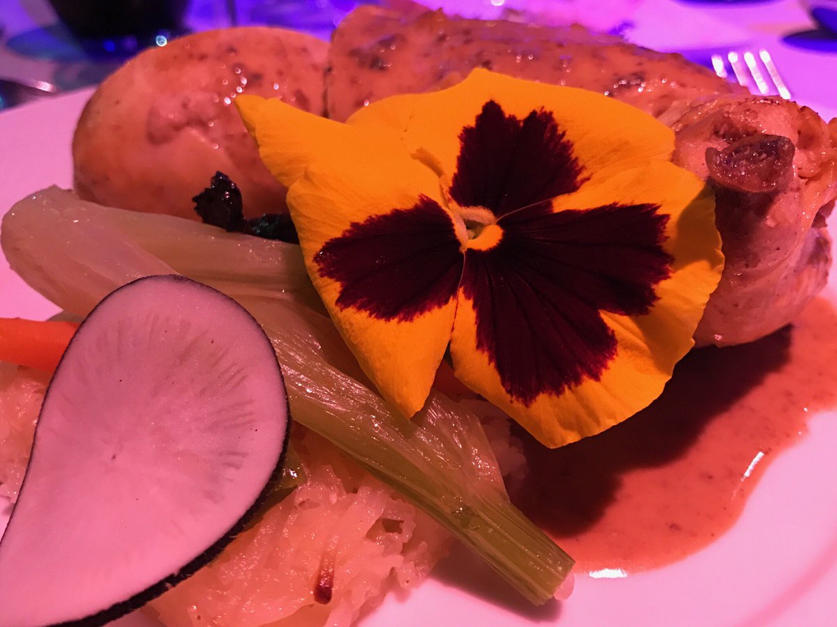 Fleur de pensée et radis noir