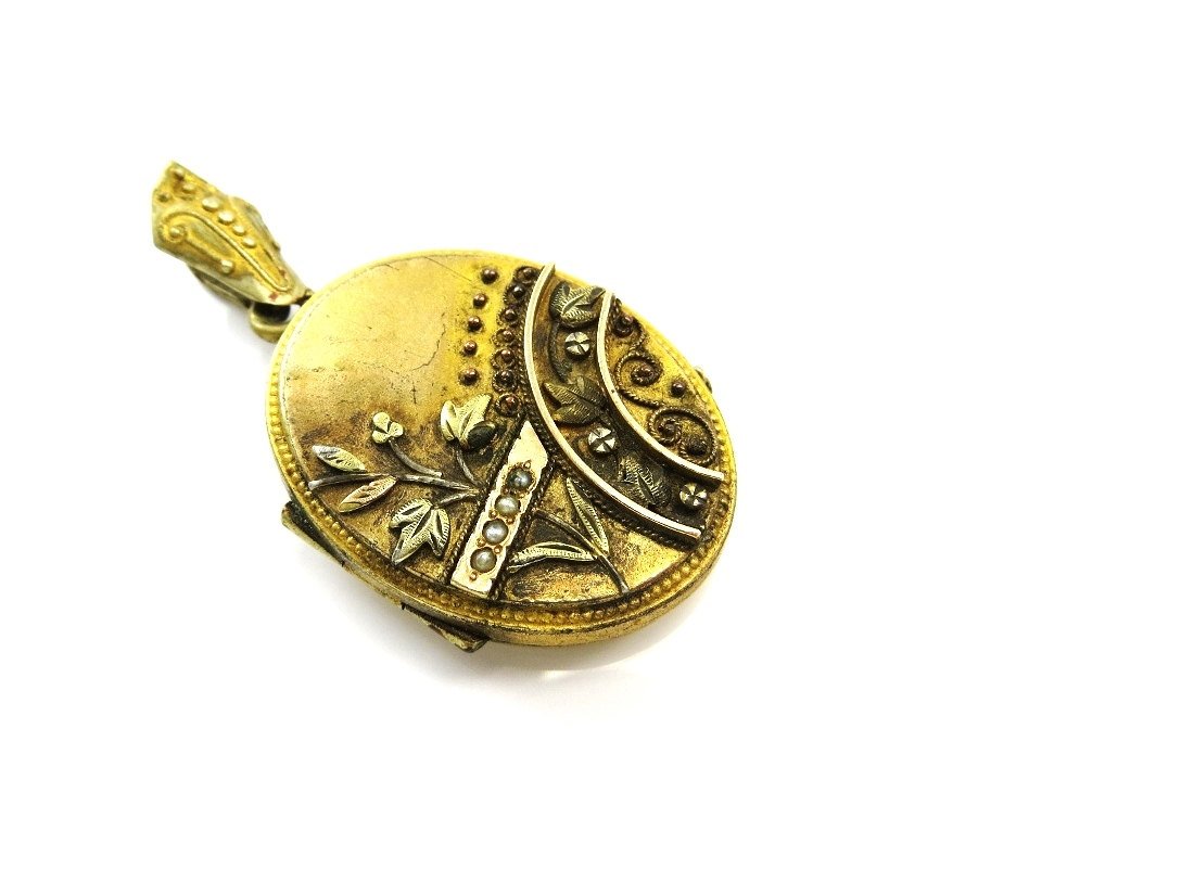 IfindUseek's tweet photo. Victorian Mourning Locket Necklace, Gold Brass, Pearl Loc… https://t.co/4eN8DCqjhL #IfindUseekVintage #FlowerJewelry https://t.co/age1hT2i0J