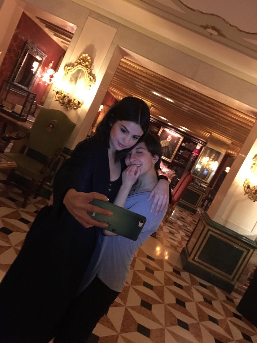 HollywoodTime1's tweet photo. ❌NUEVA FOTO❌
De Selena Gomez @selenagomez con un fan en Venecia, Italia 😆😎

#Selenators
-Guess https://t.co/dPLKHpl9hH