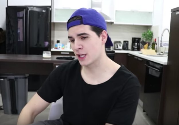 me_sartorius99's tweet photo. he looks like a vampire....🦇🦇 https://t.co/0OzWopYeNk