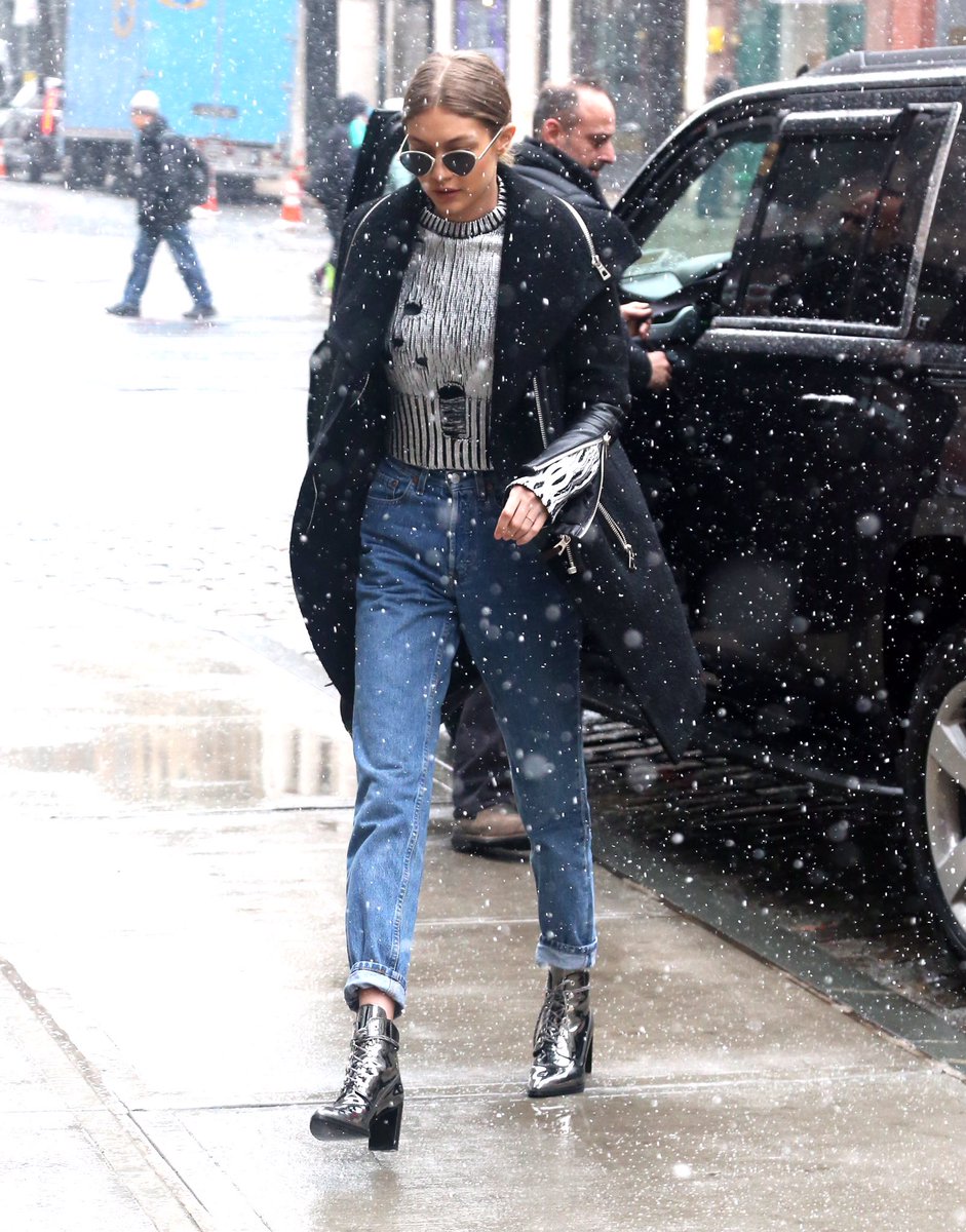 HollywoodTime1's tweet photo. 👉Gigi Hadid @GiGiHadid llegando a su apartamento en New York el día de hoy💋
31/01/17 😎

#GigiHadid
-Guess https://t.co/MAXQrzye8u