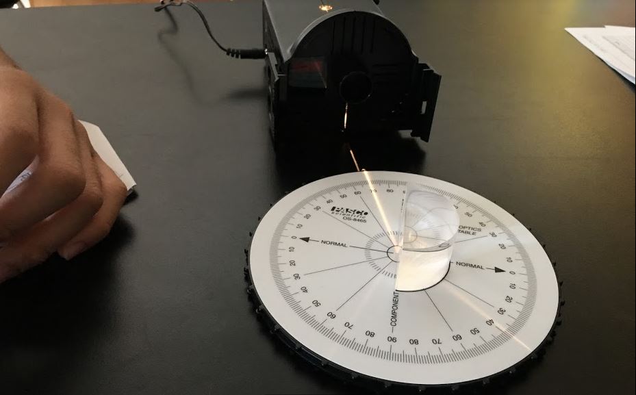 STEMCONNECT's tweet photo. #physics students find the #indexofrefraction of a material by using #Snellslaw @HSNatureDallas #STEM #STEMSOS @pascoscientific https://t.co/cCA5kLBbY8