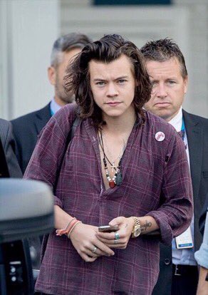 larryzreina's tweet image. Hoje é o aniversário dele mais ele tá de parabéns todo dia  #HappyBirthdayHarry