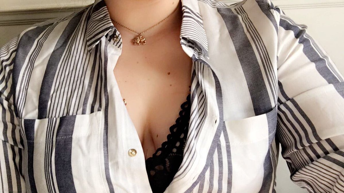 anaislacaas's tweet photo. #Ootd #blouse #women #chocker #tchocker #outfit https://t.co/TIUlnsoxSh
