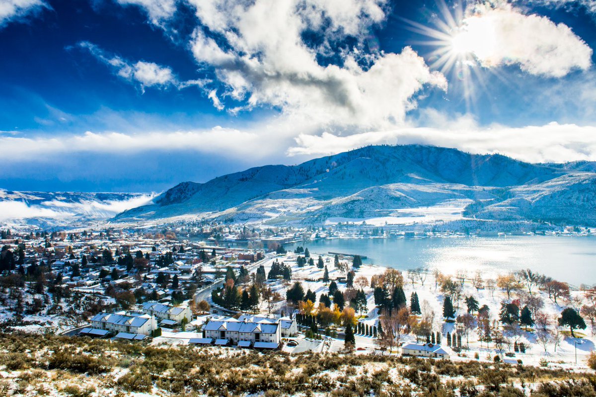 visitlakechelan's tweet photo. Sunshine &amp; Snow in your Lake Chelan! #lakechelan #atthelake #winterinlakechelan #winterfest #chelan #washington #traditions #pnw #sunshine https://t.co/jmBBpfmPGZ
