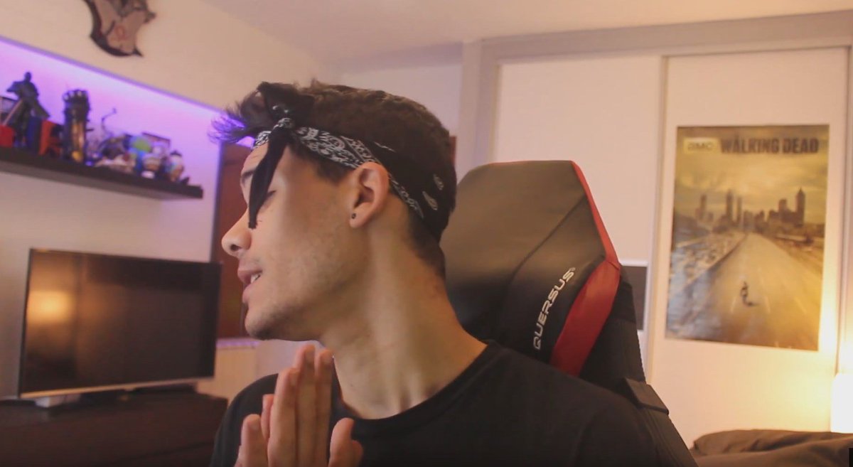 Kronnomc's tweet photo. Chicas si os llenasteis el móvil con capturas del vídeo anterior, mejor que no veáis el nuevo! 🙈🙈 Directo al kokoro Justin...❤️ https://t.co/lWiZB6vc1L