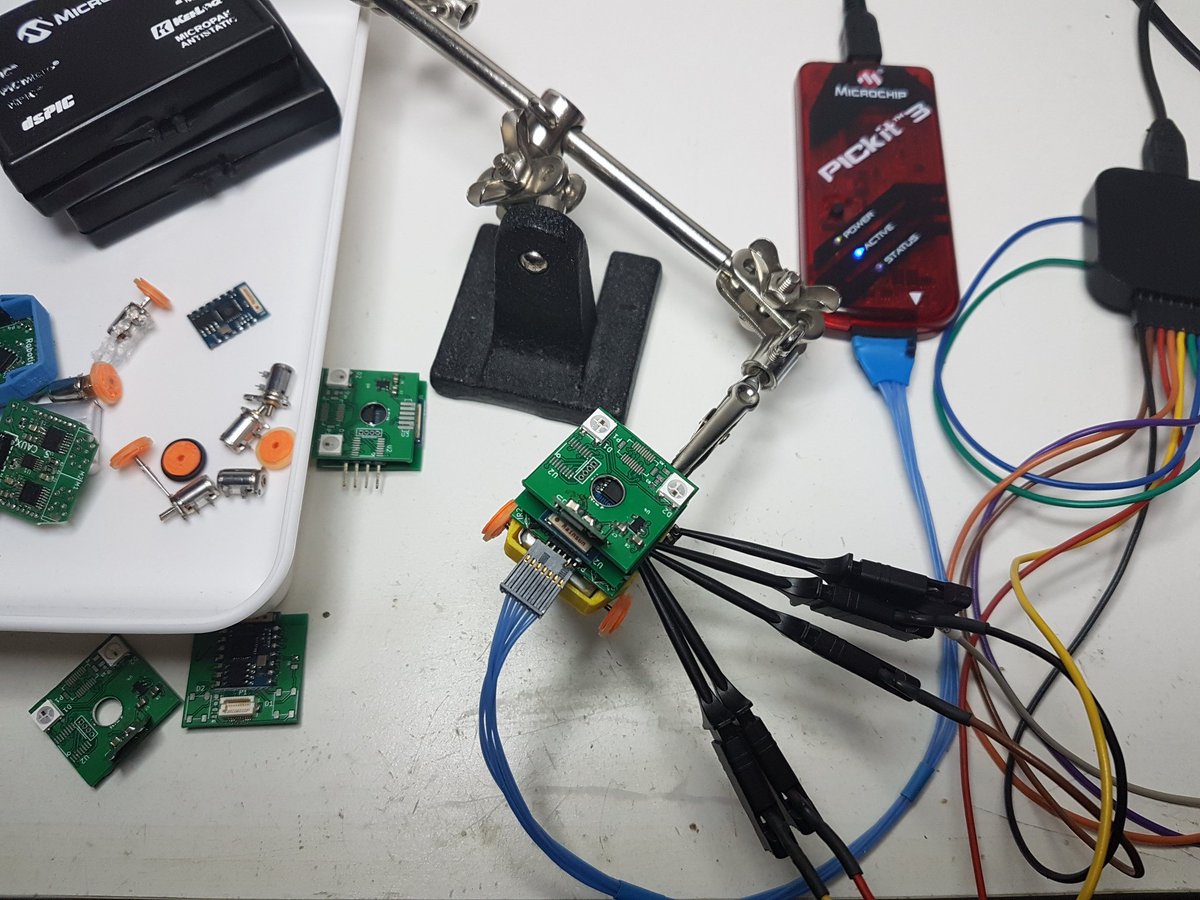 Robotips_asso's tweet photo. Debugging micro #robot with @MicrochipTech #pickit3 and @saleae #logic8
#swarmtips #swarmrobotic https://t.co/lb9CBJejlE