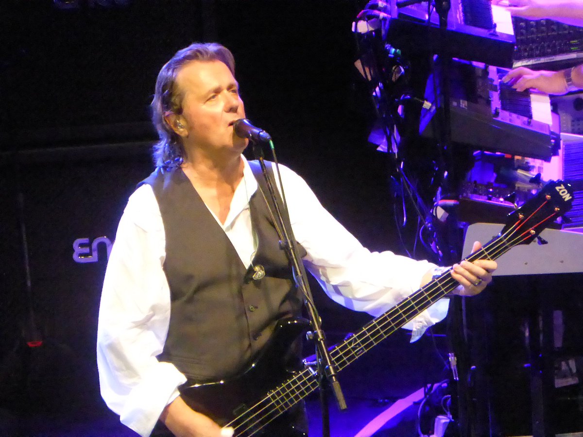 dark_shark's tweet photo. RIP John Wetton #KingCrimson #Asia #RoxyMusic #bassist #vocalist https://t.co/9VdZ61rZZk https://t.co/VSZJpQwxZt