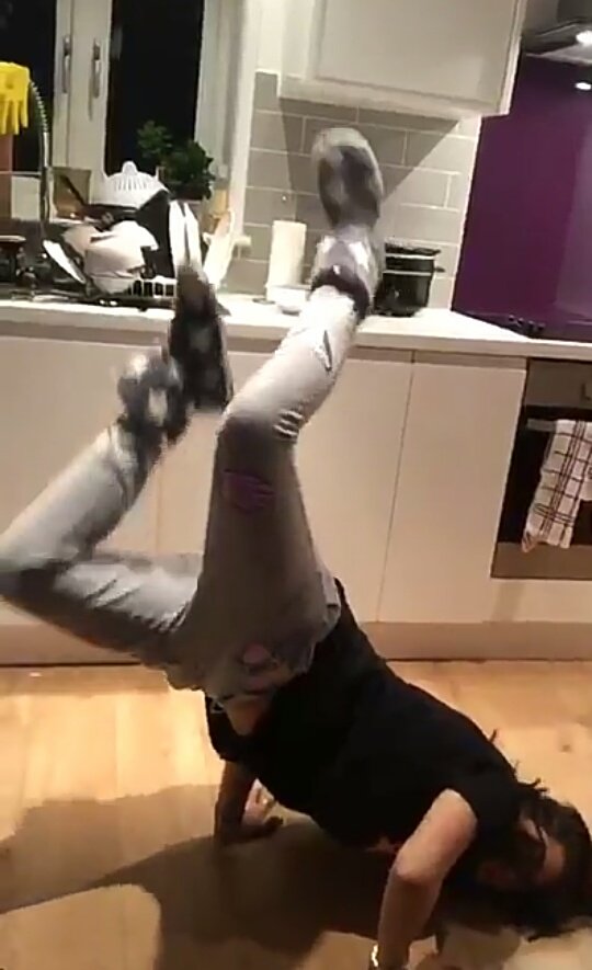 OTYArmySP's tweet photo. Parisa ahora mismo en su directo de Instagram 😂😁 https://t.co/74vUhs78CU