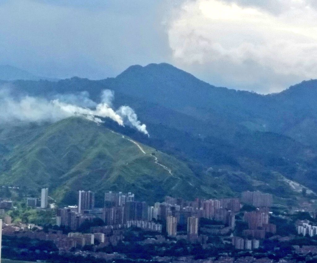 YoReportoCo's tweet image. Unidades #BomberosMedellín trabajan en control de incendio forestal en Cerro Tres Cruces.