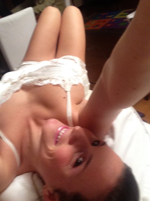 Pronta per la diretta vi aspetto alle 24 su https://t.co/kM6mQkQ3CY https://t.co/3sXlPXjI6W<a href="/tag/liveshow"class="tags"><span>#liveshow</span></a><a href="/tag/michelleferrari"class="tags"><span>#michelleferrari</span></a>