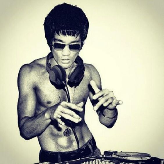 RoxWrong's tweet photo. @JAY_BALANCE @WINGSRELIGION @ZeusCannon I've met Wings before and can confirm that's him. This one is me. https://t.co/9c0WPsmWsQ