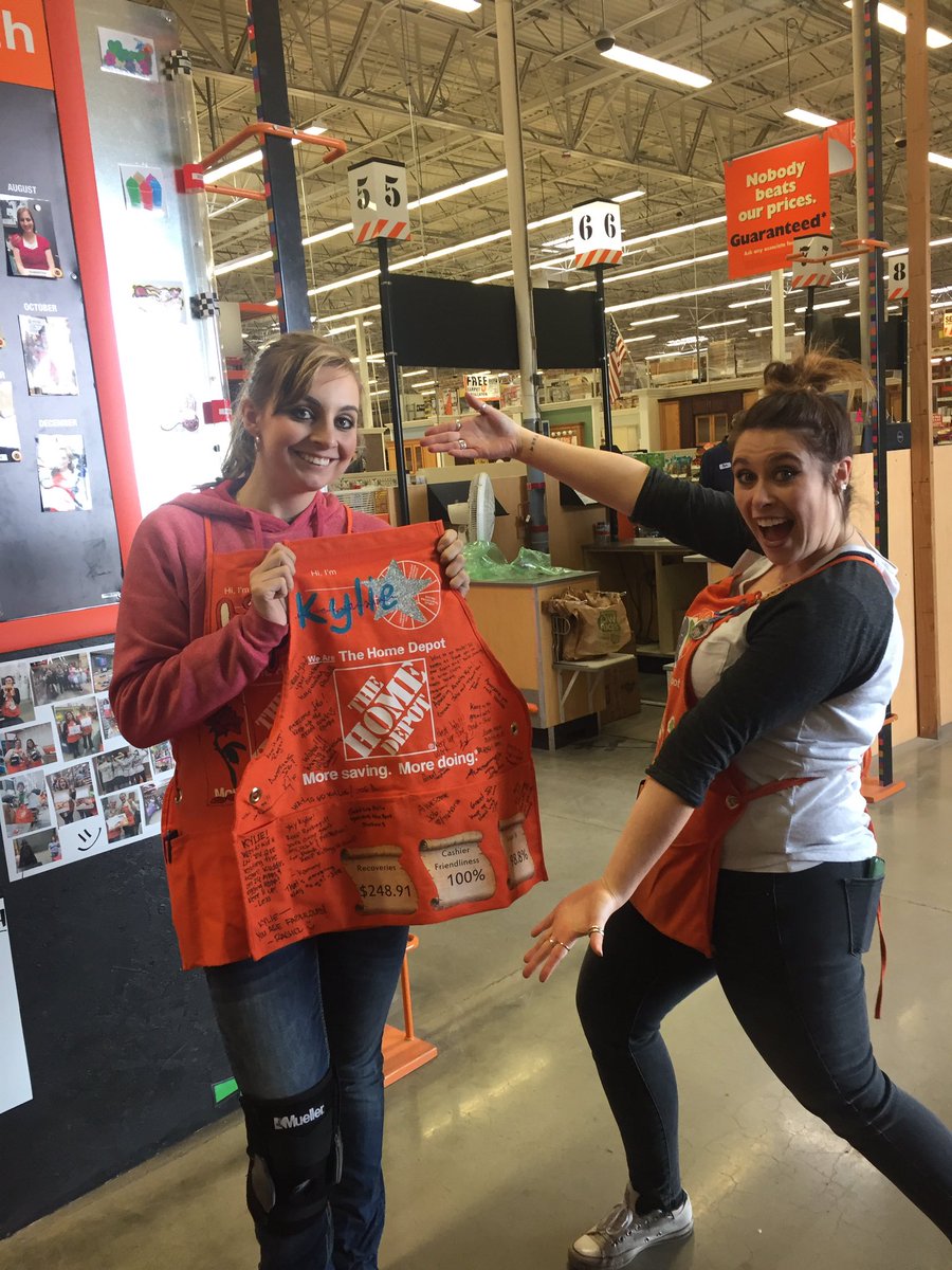 lexilou0027's tweet photo. Cashier Kylie was given her Apron for being cashier of the month in December! #phenomenal4407 #opsdoesitbest #utahproudd53 https://t.co/y0Rbed9pqO