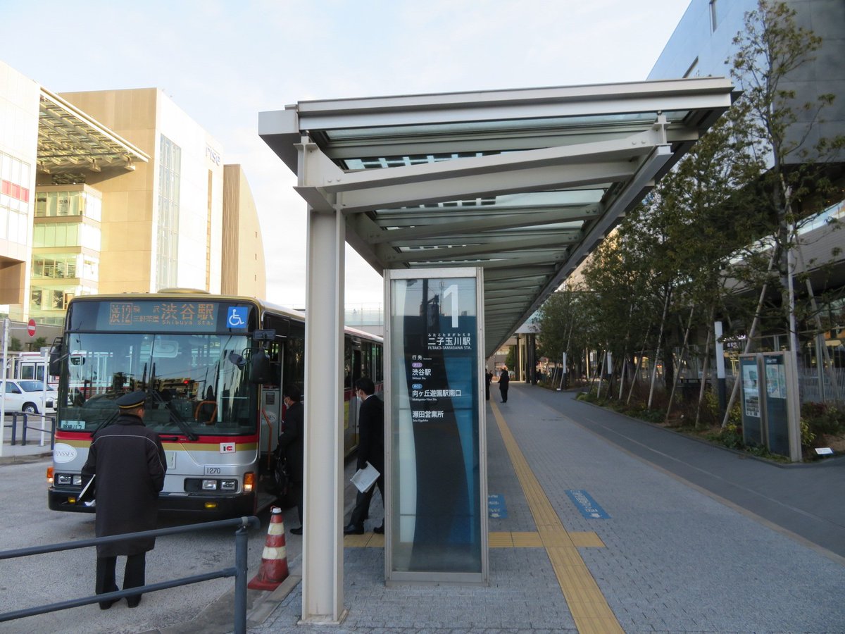 特急 明治村口 二子玉川駅から向02 向ヶ丘遊園駅南口行きに乗車中 中型ワンステップバスで 乗客は俺とあと1人 前に出たちょっと金色のバスは2人がけクロスシートが並んでたから高速対応車