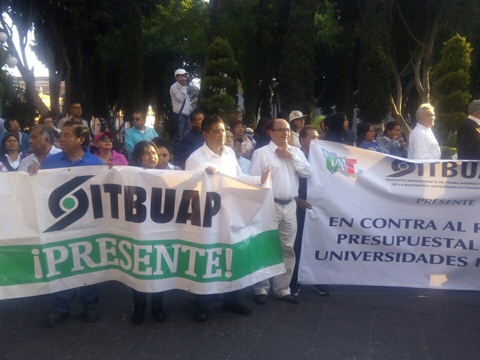 diarioelpopular's tweet photo. #AHORA @sitbuap, la #UNT y #SEGLO también marchan contra #gasolinazo EN #Puebla, vía @Yayicientta https://t.co/7yn5S2QCsz