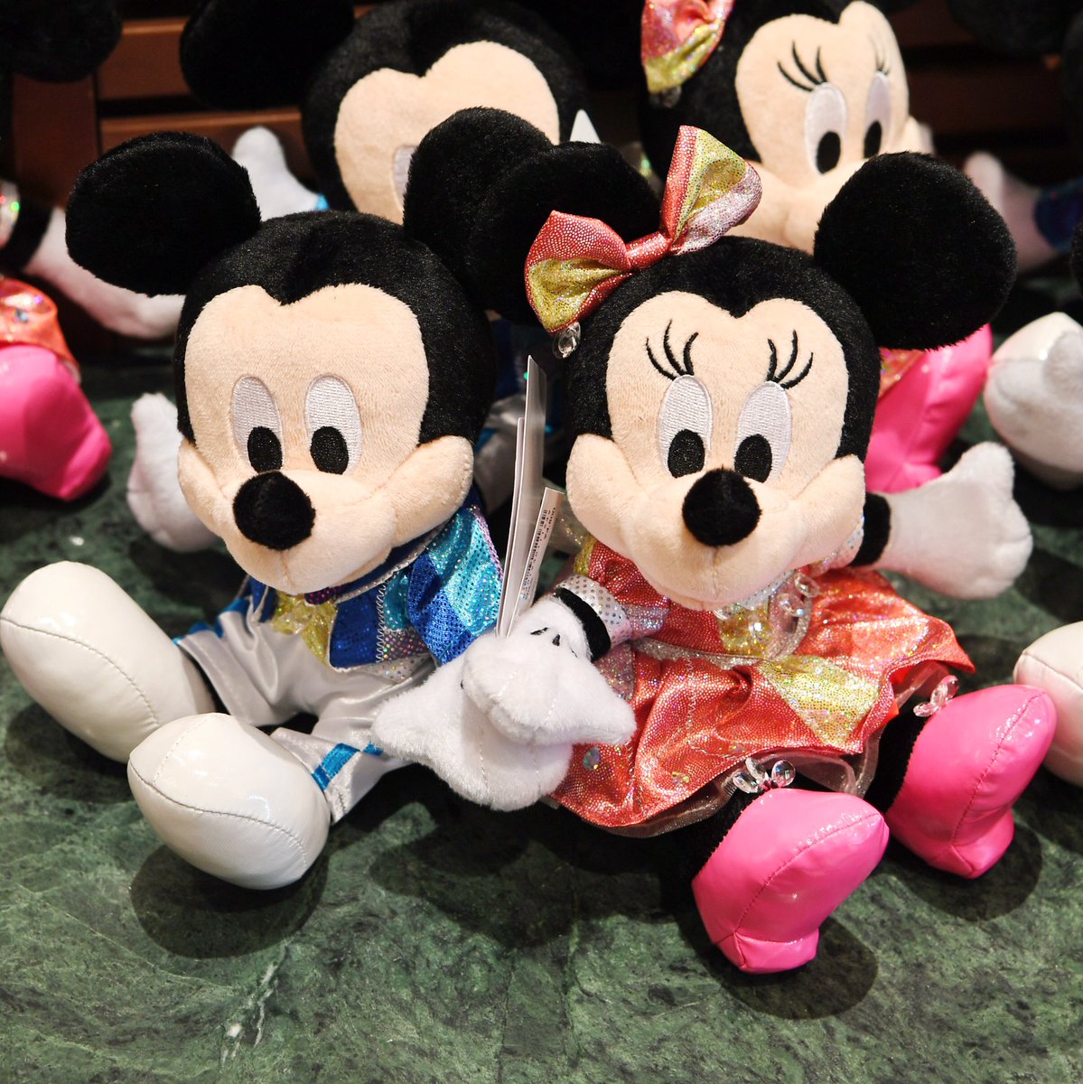 Mezzomikiのディズニーブログ 雨の日 限定パレード ナイトフォール グロウ コスチュームのミッキー ミニーぬいぐるみセット ミッキーぬいぐるみバッジ ミニーぬいぐるみバッジ 本日新発売 価格4800円 各価格20円 T Co Ys76mknelu T