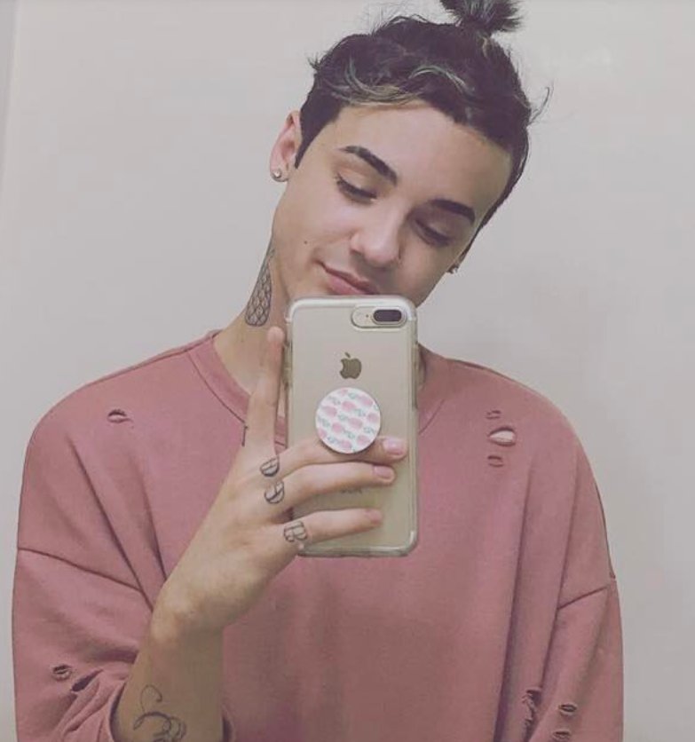 RachelinHeaven's tweet photo. Got this pin yesterday &amp; I didn't realize it was just like @Its_Ricco_tho pop socket! 😃💗🍍 #LastFam #Last_Mann https://t.co/zn8QyFQqp5