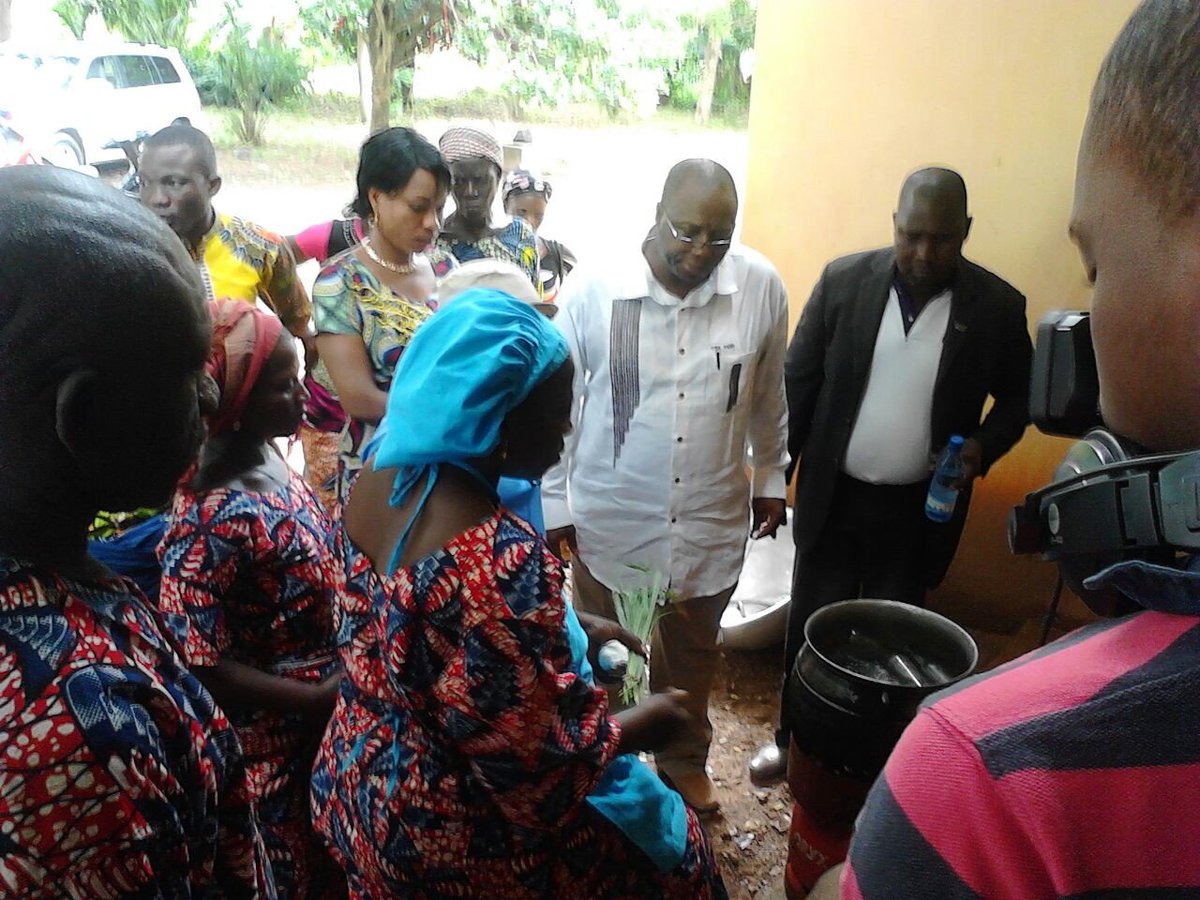Pat19761's tweet photo. Du 14 au 16 aout 2016, Dr Yemi Akinbamijo, Directeur
Exécutif du FARA visite les transformatrices du soja en lait et afitin et @SOJAGNON https://t.co/U6dQfwgWnh