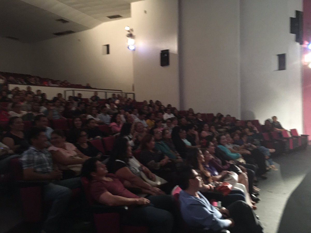 Iniciando la conferencia 7 Secretos de las Familias altamente afectivas con @mtrogermanpren #Chetumal #Teatro <a href="/mpl2508/">Mercedes Perez</a>