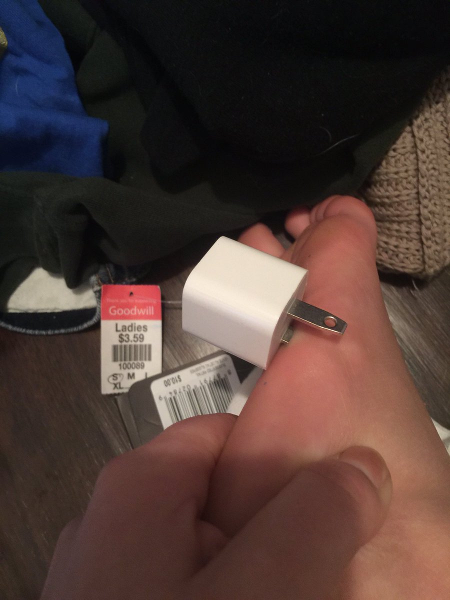 People Are Freaking Out About This Teen's Foot That Was Punctured By A  Phone Charger