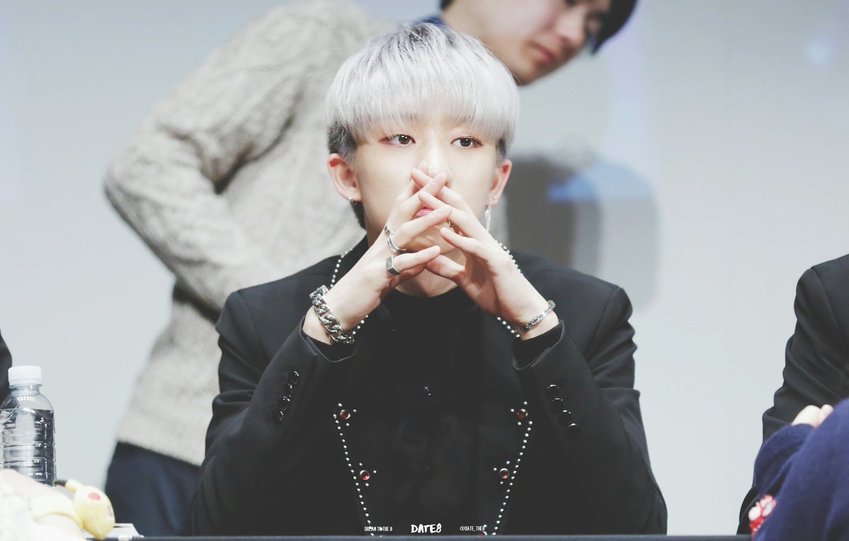 date_the8's tweet photo. 170121 상암 팬싸인회
#세븐틴 #seventeen #명호 #서명호 #the8 #디에잇 #徐明浩 #明浩

눈 맞은 겨울 나무 같아 넌
항상 한결같아
그렇게 또 너에게 스며들어. https://t.co/aNNoeAH2J3