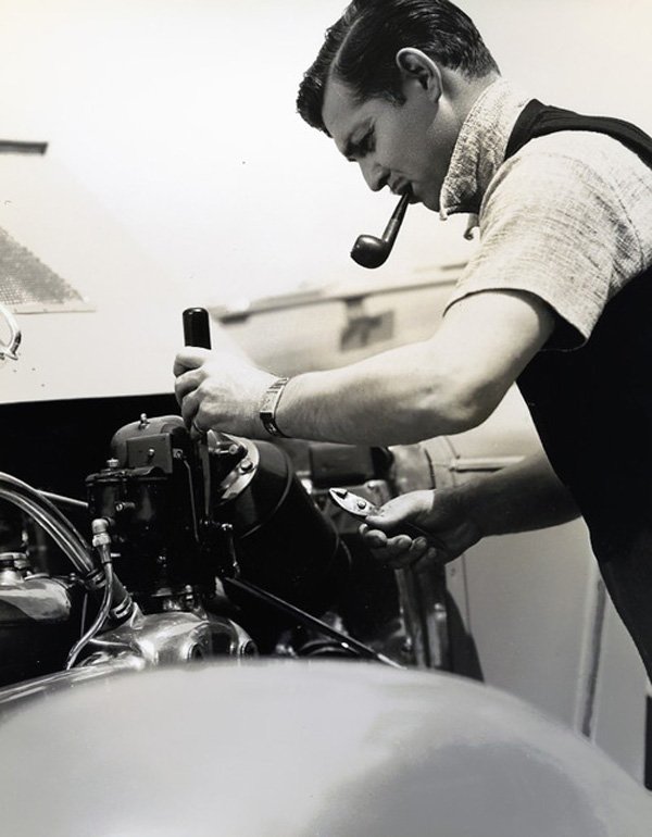 Clark Gable : Clark Gable smoking pipe wile repairing car ...