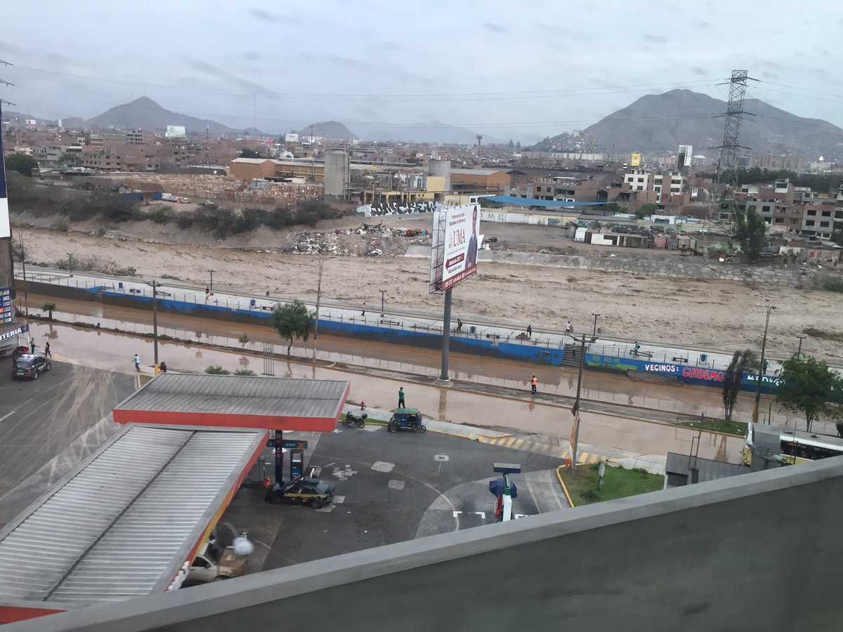 CarritoDPA's tweet image. Foto tomada desde el @MetrodeLima1, es el único medio de entrada y salida a #SJL Amplíen los horarios por favor #Huaycoloro @RPPNoticias